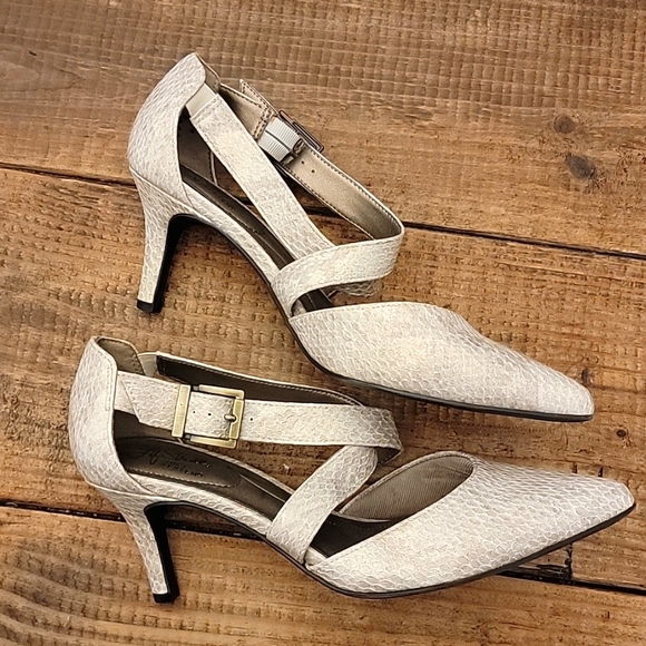 Life Stride Shoes - LIFE STRIDE Soft System Sz 9 Snakeskin Natural Taupe low Heel Straps like new!